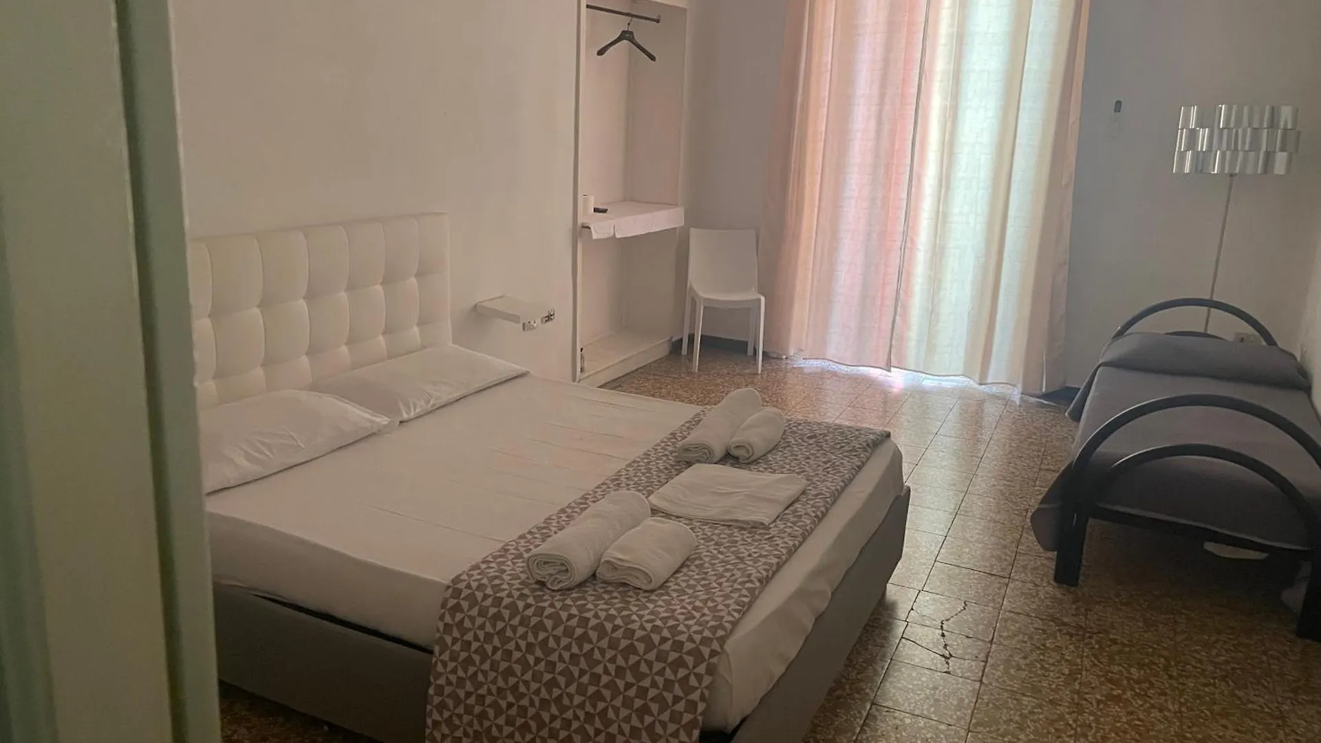 Dama Hostelbb Неаполь 0*,  Италия